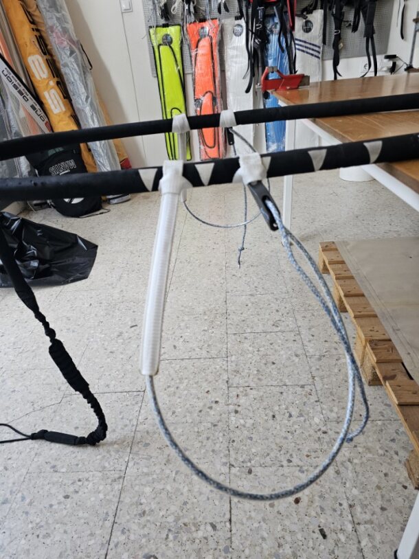 Harness lines fitted on boom